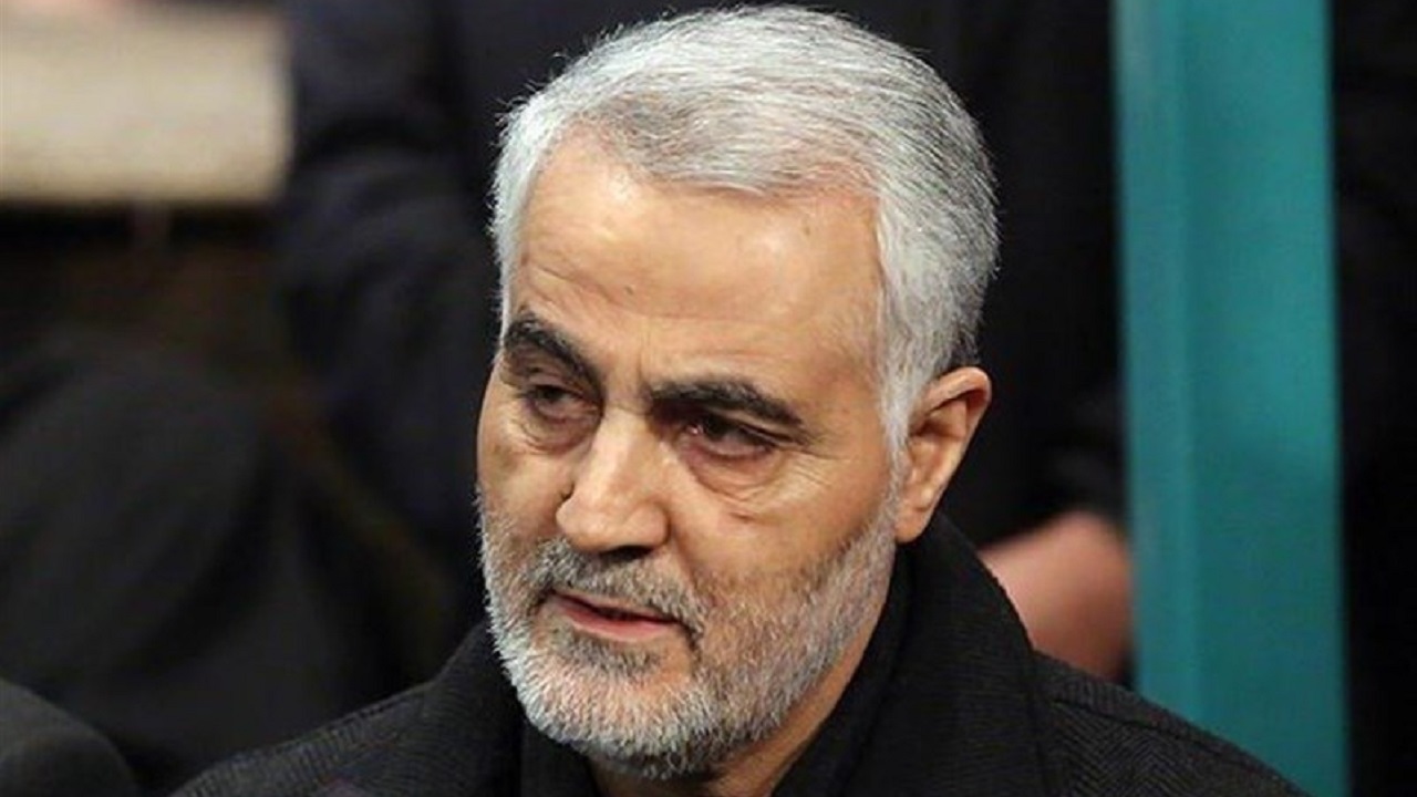 تصویر کمتر دیده شده از شهید سلیمانی در غبارروبی ضریح مطهر شاهچراغ (ع)