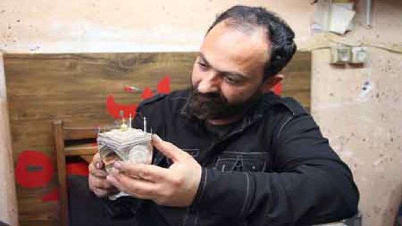 اثری معنوی از هنرمند قمی /ساخت ماکت حرم حضرت زینب (س) بر روی انگشتری