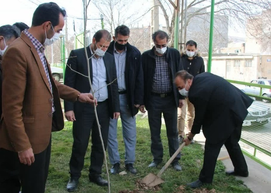 کاشت نهال به مناسبت هفته منابع طبیعی در مهاباد