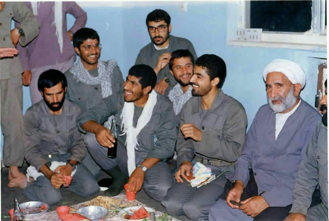 تصویری از شهید سلیمانی در بین رزمندگان لشکر ۴۱ ثارالله