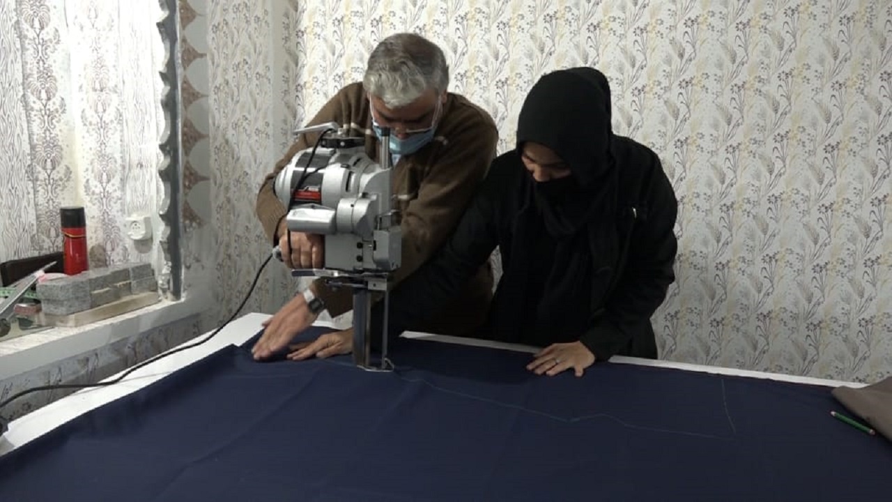 خیاطی که زندگی را وصله مهربانی می‌کند/ کارآفرینی با چرخ خیاطی