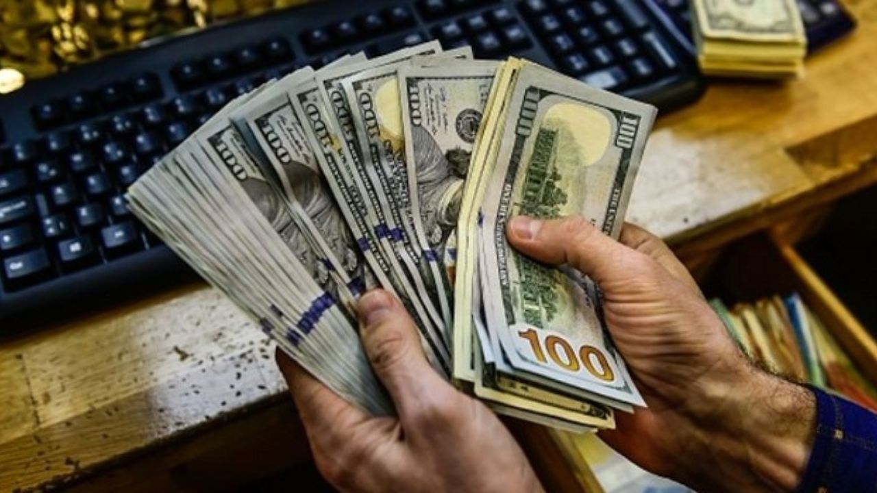 کشف دلار‌های تقلبی ازیک خودرو