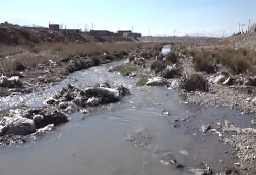 رودخانه الیگودرز در میان گل و لای بی توجهی مسئولان رودخانه الیگودرز در میان گل و لای بی توجهی مسئولان
