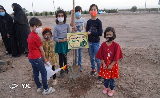 نهال کاری جمعی از شهروندان بافقی