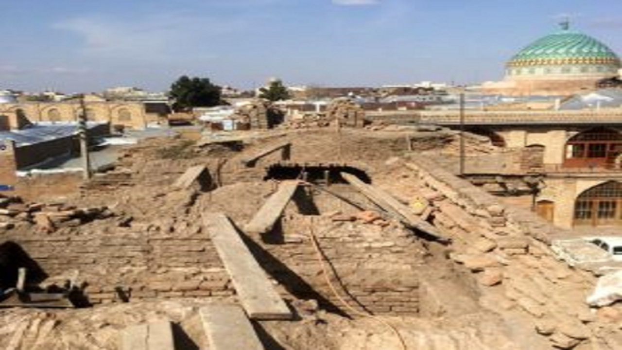 آغاز مرمت و بازسازی دیوار سرای تاریخی وزیر قزوین