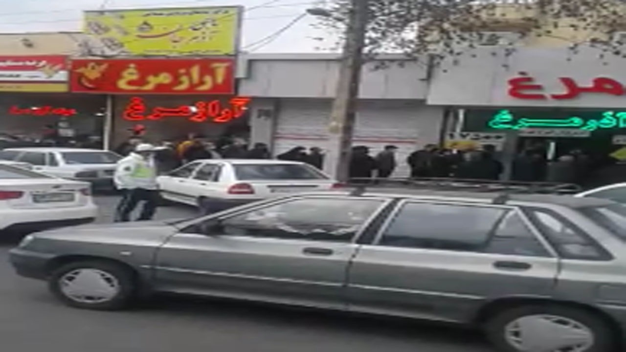 بی‌توجهی به دستورالعمل‌های بهداشتی و صف مرغ در تبریز + فیلم