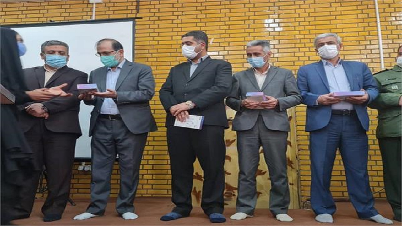 اهدای ۴۰ دستگاه تبلت به دانش‌آموزان نیازمند لردگان