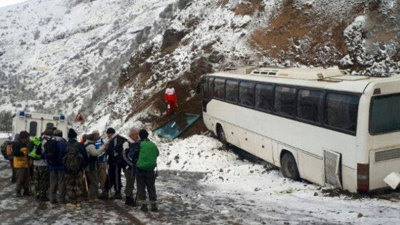 برخورد اتوبوس به کوه در گردنه حیران