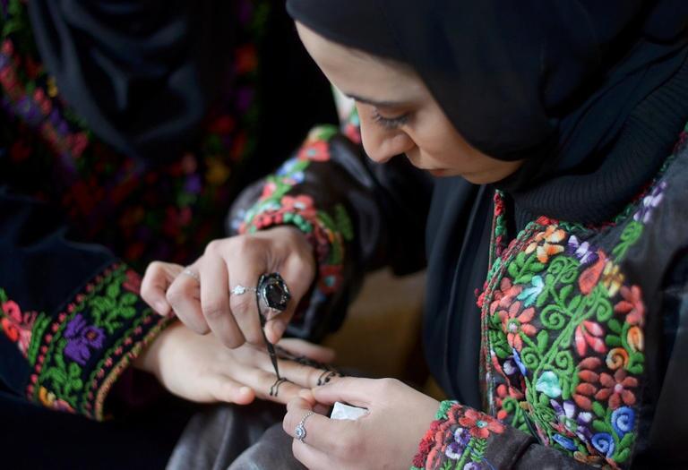 نقاشی با حنا روی بوم به جای دست + عکس