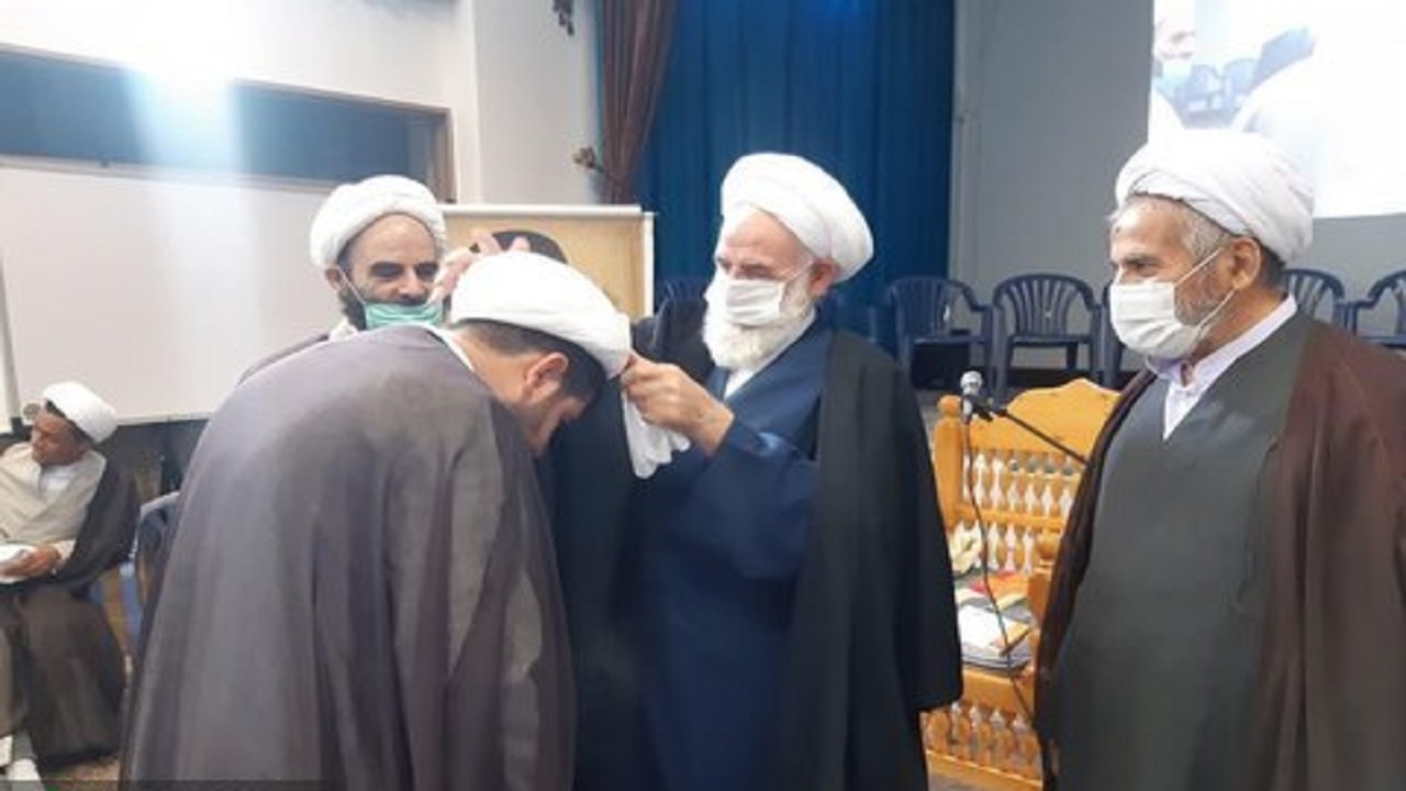 مراسم عمامه گذاری جمعی از طلاب مدرسه علمیه المهدی در آران وبیدگل