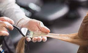 دلایل و روش‌های جلوگیری از سوزش سر هنگام رنگ مو