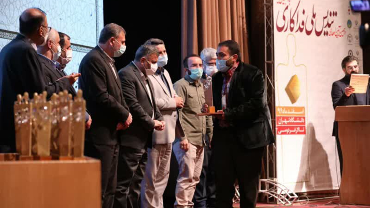 تندیس فداکاری به گروه عملیات جهادی راه سرخ فارس رسید
