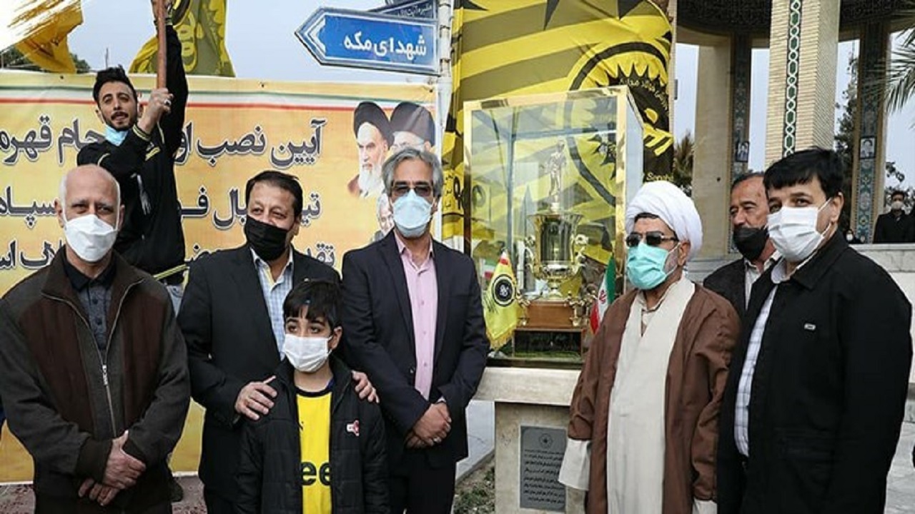 نصب اولین جام قهرمانی سپاهان در‌گلستان شهدا