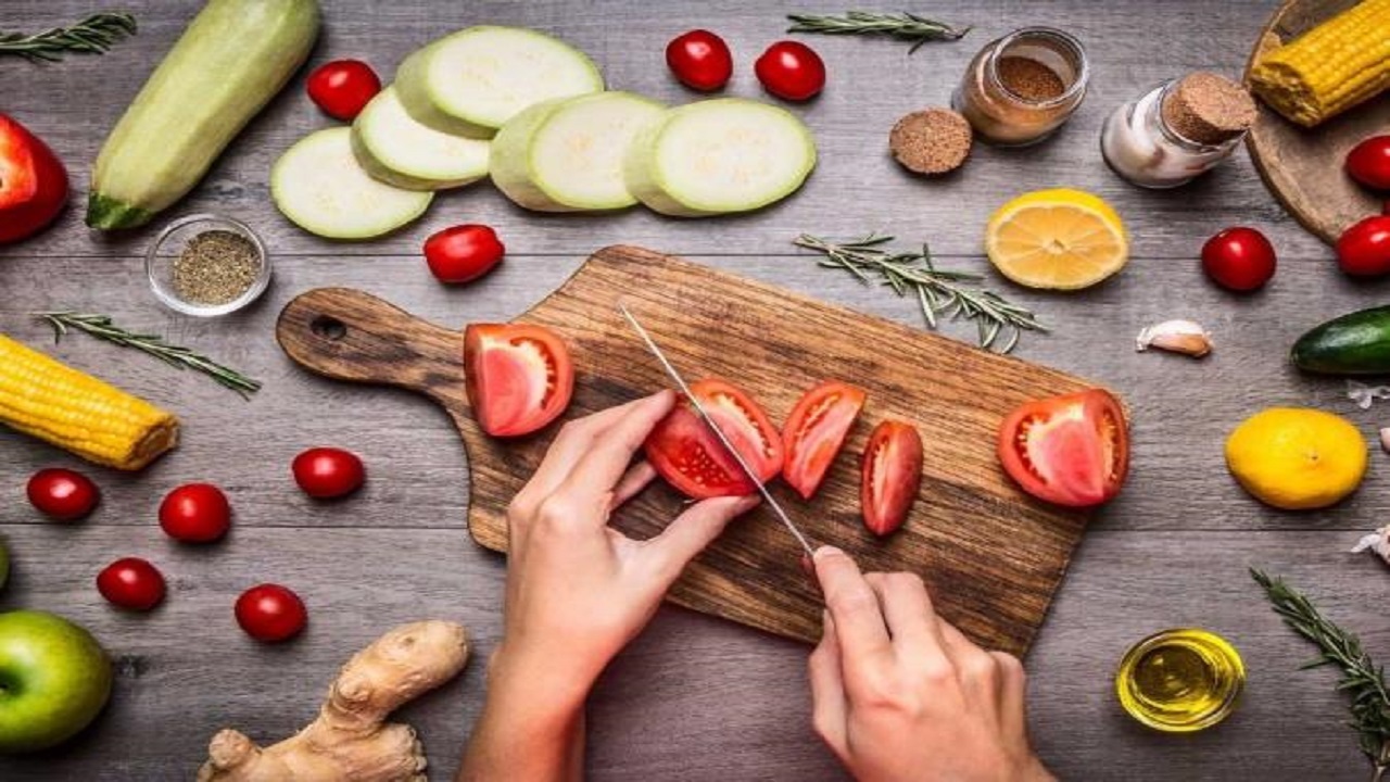 آموزش  غذایی که مواد اولیه‌اش وسیله تنبیه کودکان قدیم بود! + فیلم