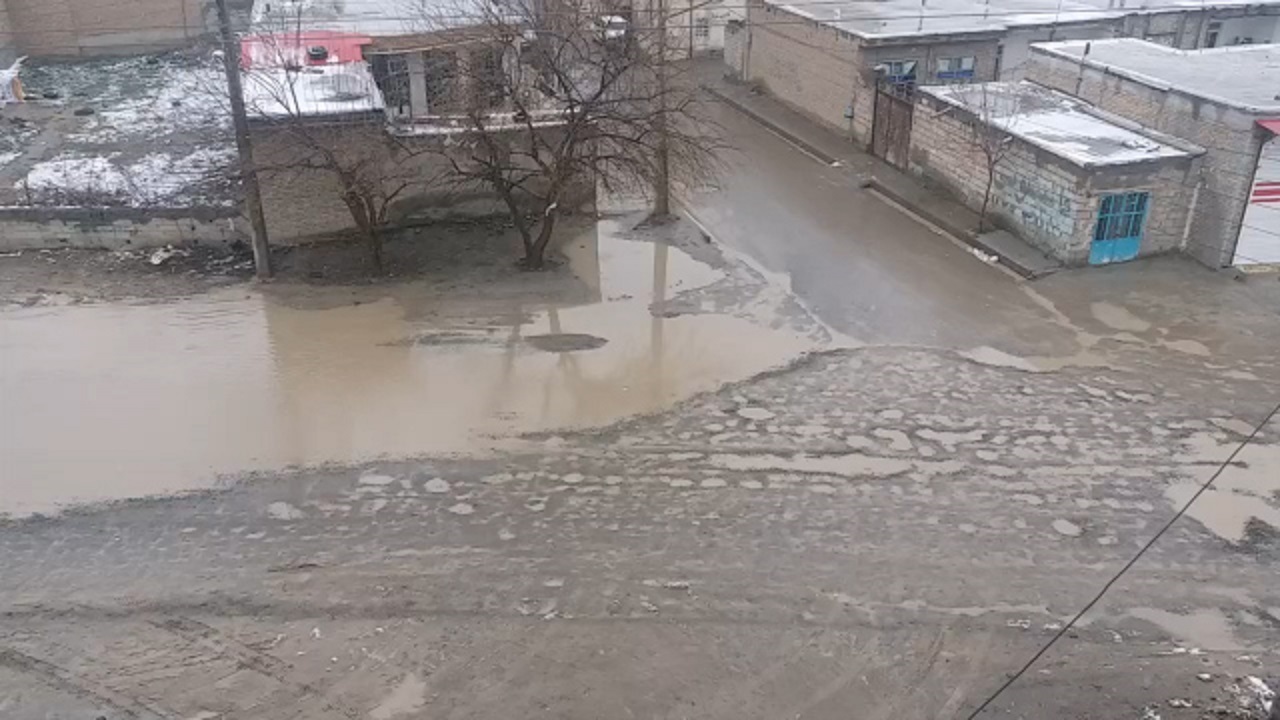 محله‌ای در اردبیل که بعد از ۲۳ سال هنوز آسفالت نشده است + فیلم