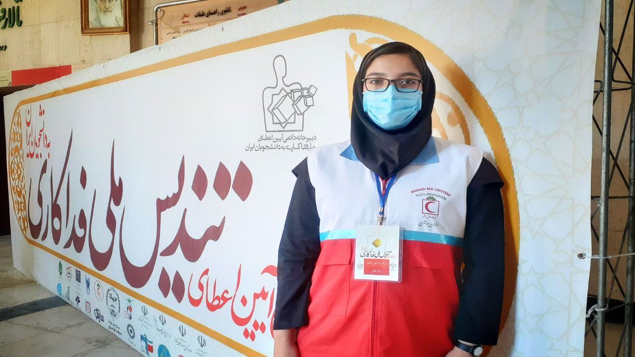 تندیس ملی فداکاری در دستان بانوی ترکمن