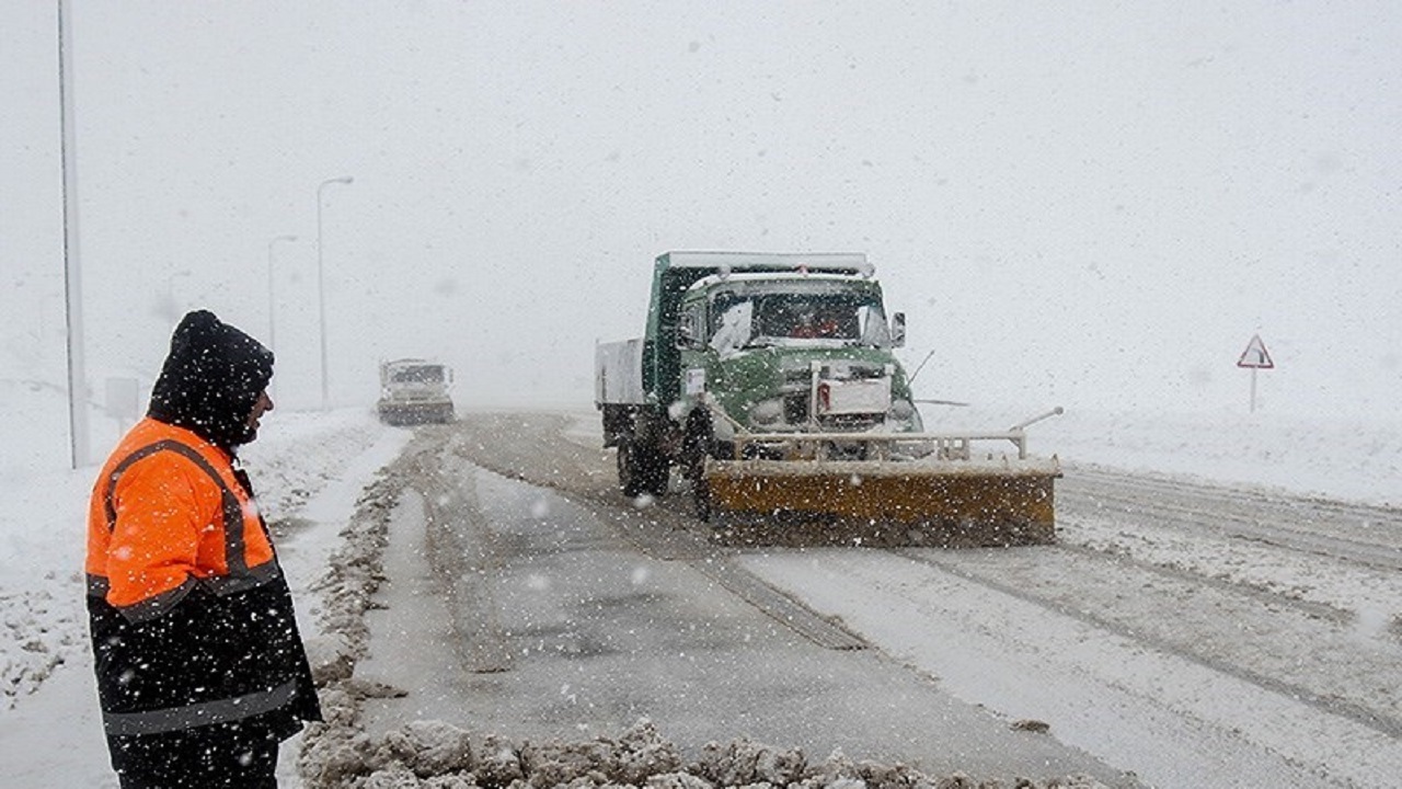 بارش برف در مناطق مختلف استان قزوین/ کاهش شدید دما/ کولاک در آزاد راه قزوین _زنجان