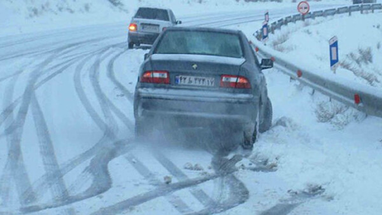 جاده‌های کردستان لغزنده است