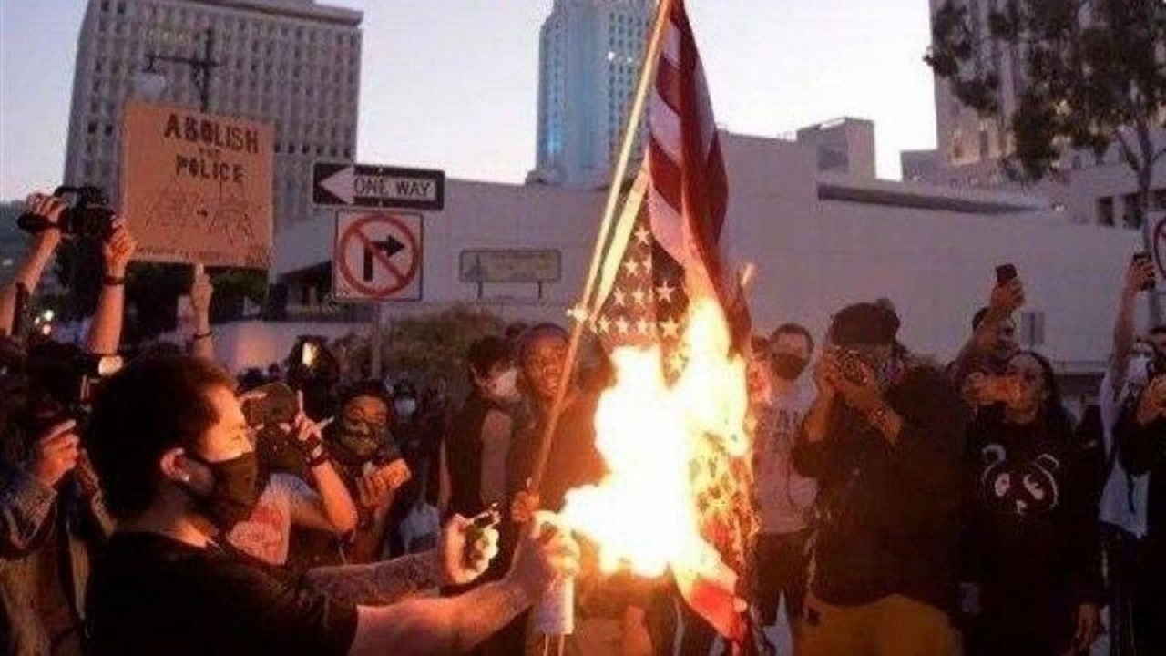 به آتش کشیده شدن پرچم آمریکا از سوی معترضان در پورتلند