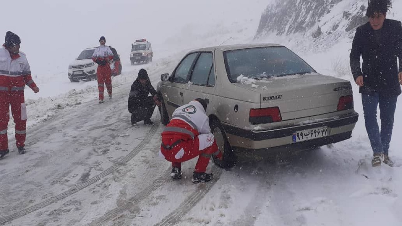 امداد رسانی به ۳۴۰ نفر در برف و کولاک آذربایجان غربی