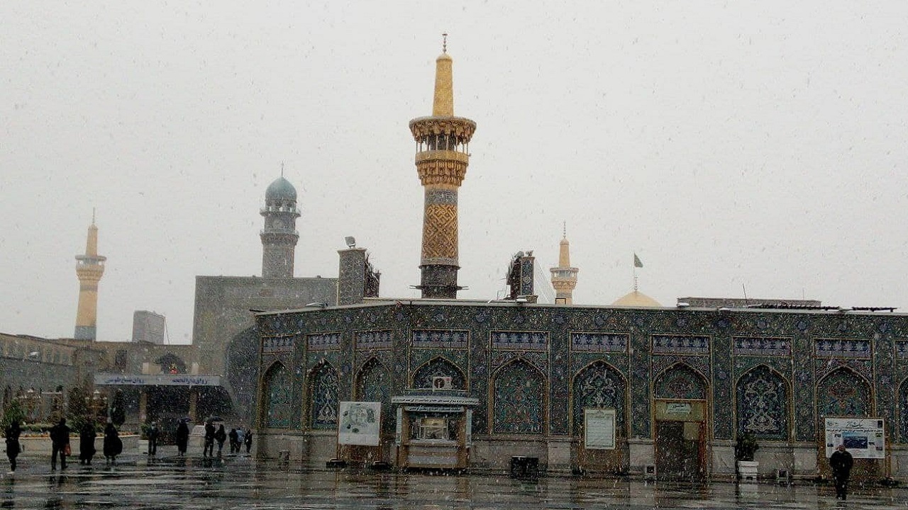 بارش رحمت الهی در حرم امام رضا(ع)/ برف مهمان مشهدی ها شد+ فیلم و تصاویر