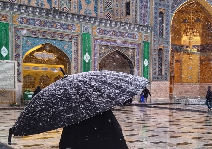 بارش برف در حرم امام رضا(ع) 