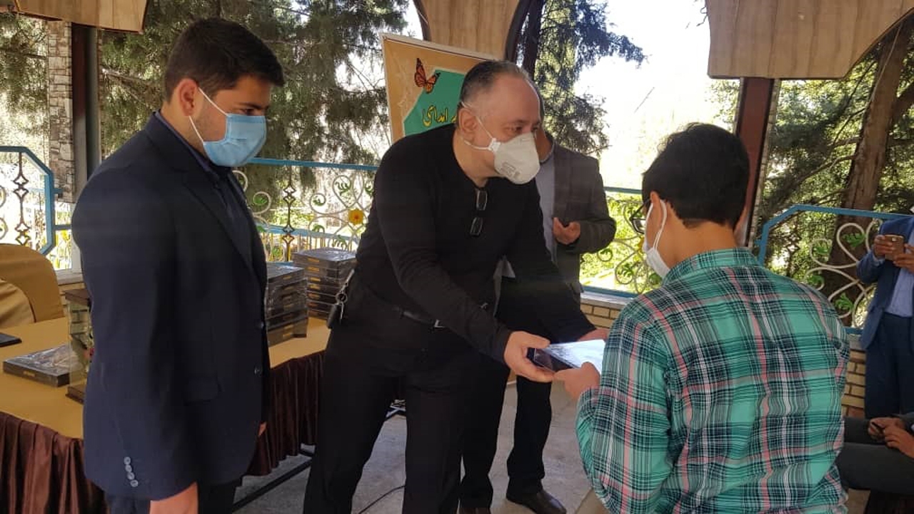 اهدای ۷۰ تبلت به دانش‌آموزان نیازمند در فسا