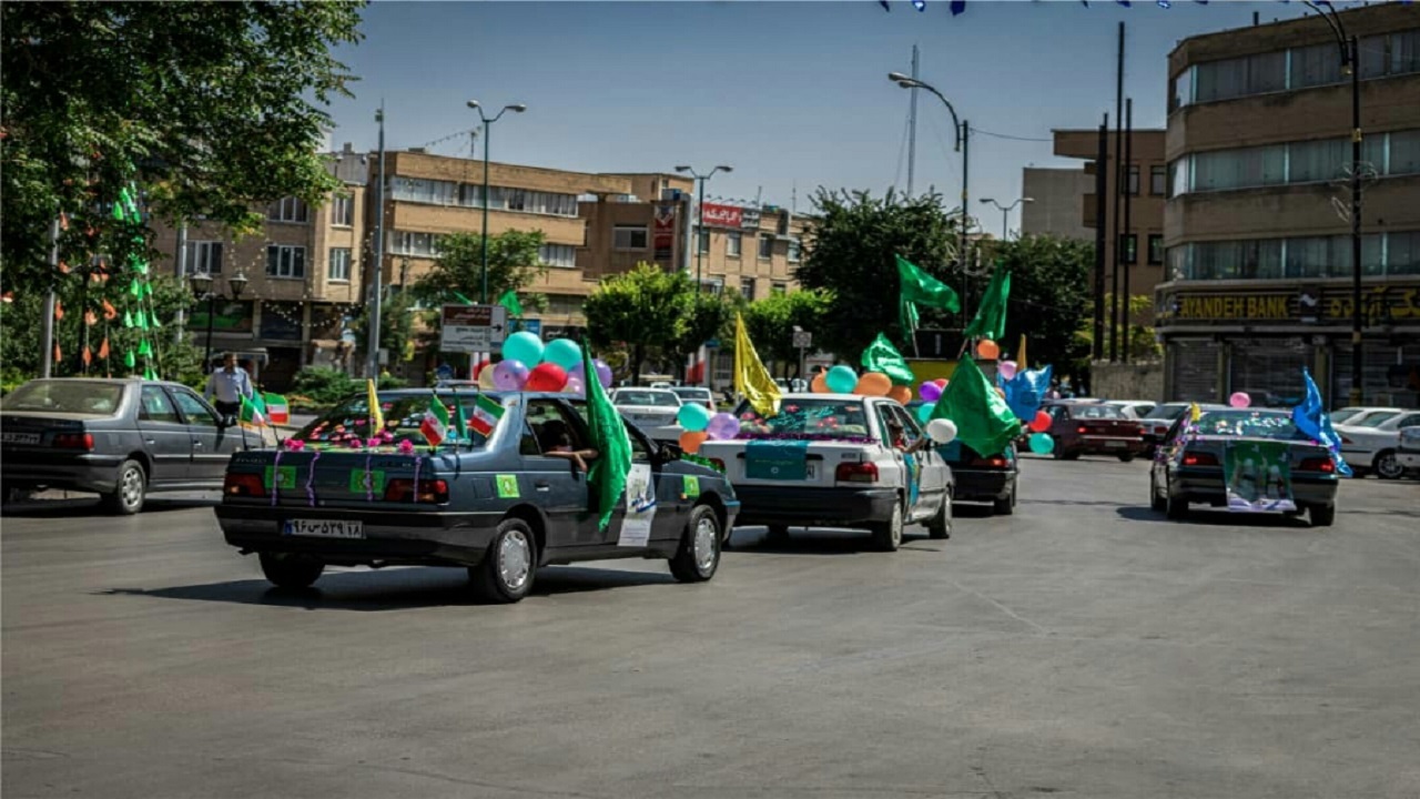 حرکت کاروان شادی در کوچه پس کوچه‌های شهر