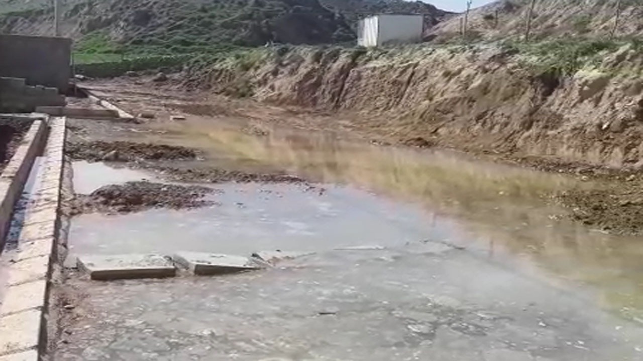 گلایه از آبگرفتگی معابر در روستای چم مهر بالا + فیلم