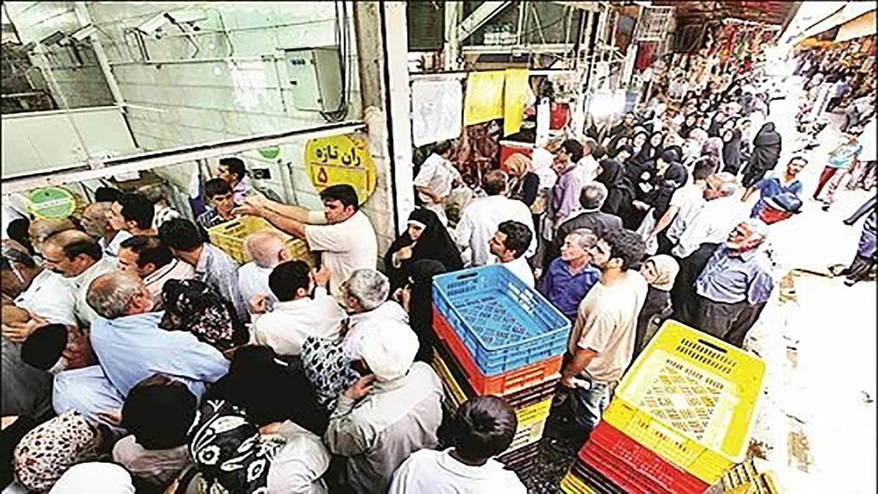 صف عجیب و طولانی مرغ در شرایط خطرناک کرونایی + فیلم