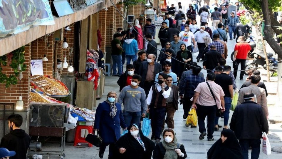 شلوغی بازار شب عید بر نگرانی‌ها از اوج گیری شیوع کرونا دامن می‌زند