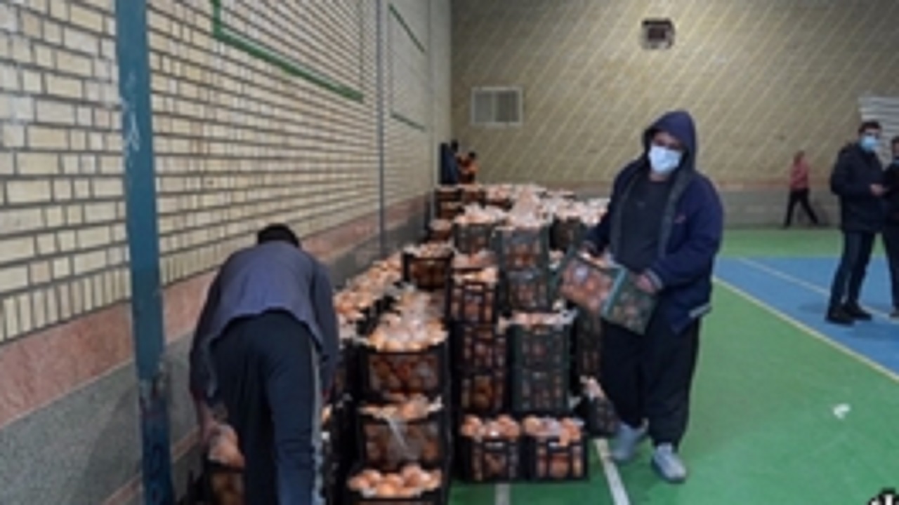 موج همدلی خیران قمی با توزیع میوه شب عید