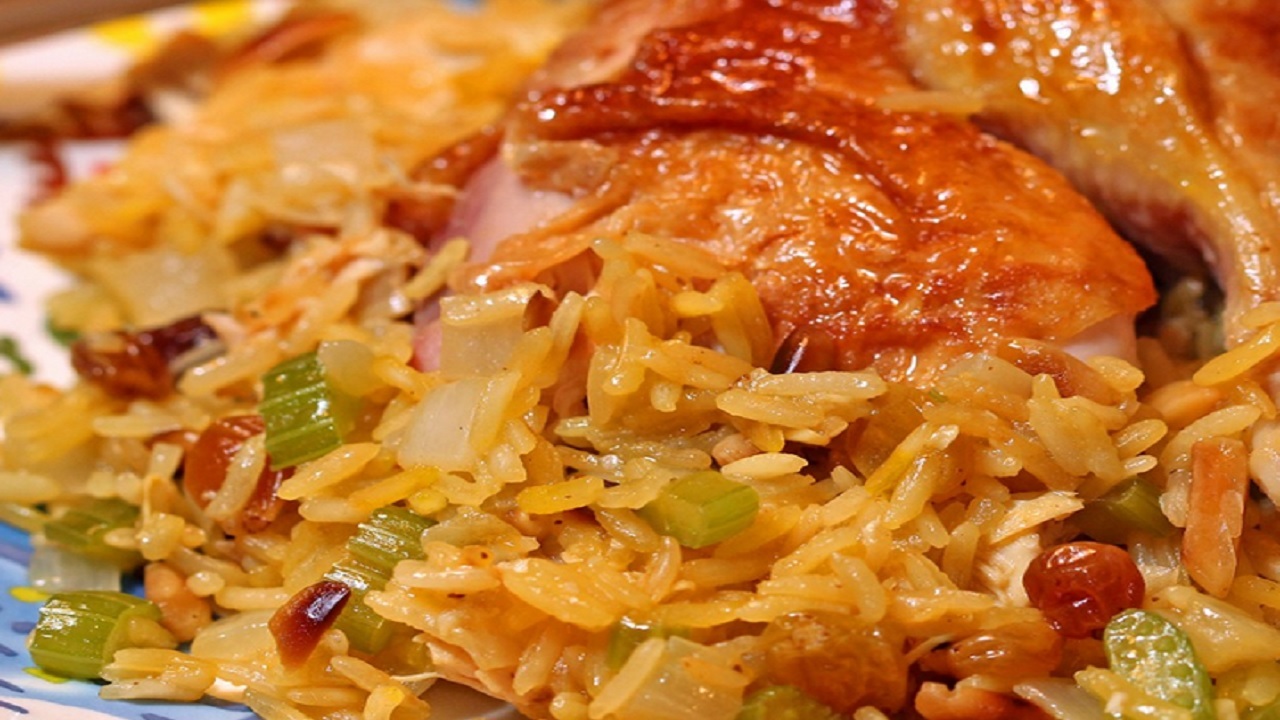 طرز تهیه کشمش پلو با مرغ؛ خوشمزه و لذیذ