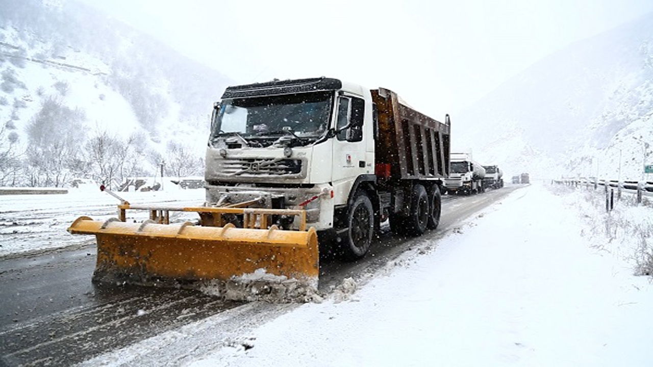 برفروبی ۳۷۰۰ کیلومتر از محور‌های کوهستانی مازندران