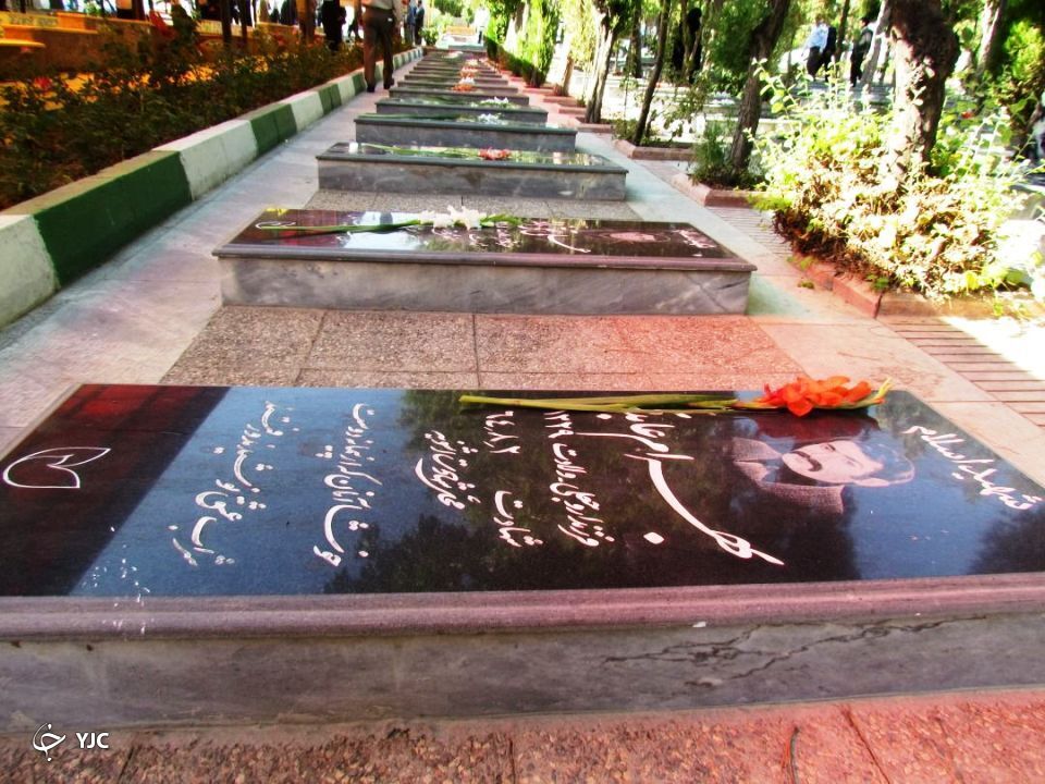 همزمان با سالروز شهادت سردار شهید مهدی باکری گلزار شهدا غبار روبی و عطر افشانی شد