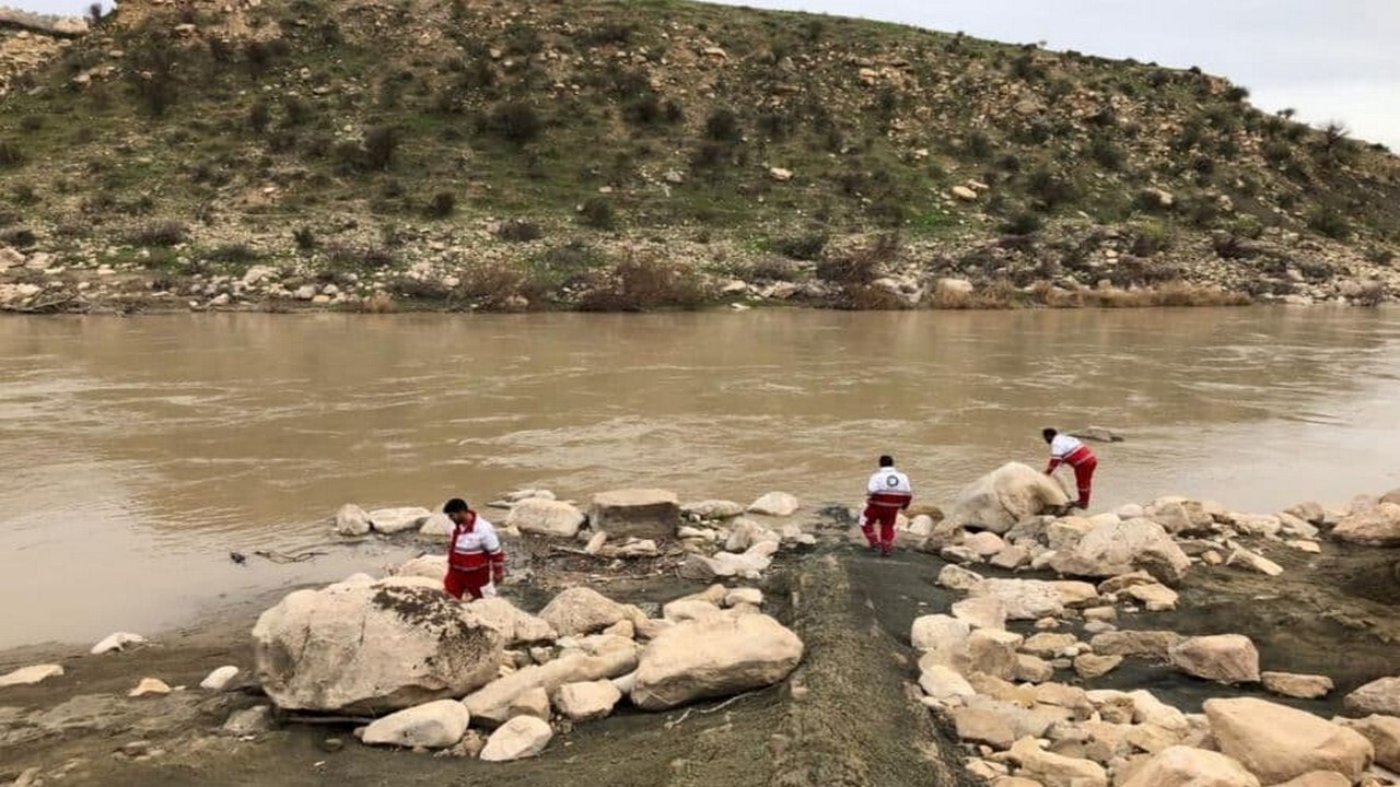 طی ١٧ کیلومتر دیگر از بستر رودخانه سیمره برای یافتن راننده مفقود شده/ وضعیت راننده همچنان نامشخص است
