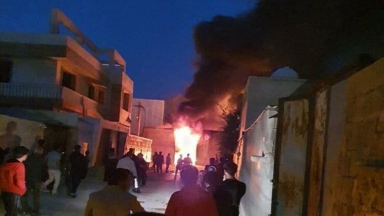 انبار کالا در گناوه طعمه آتش شد/ یکی از آتش‌نشانان آسیب دید