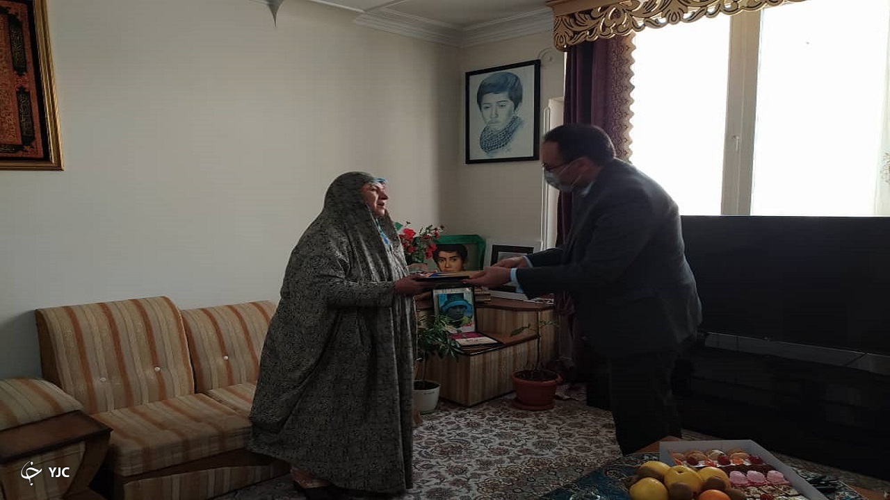 دیدار مدیرکل صدا و سیمای البرز با خانواده شهدا
