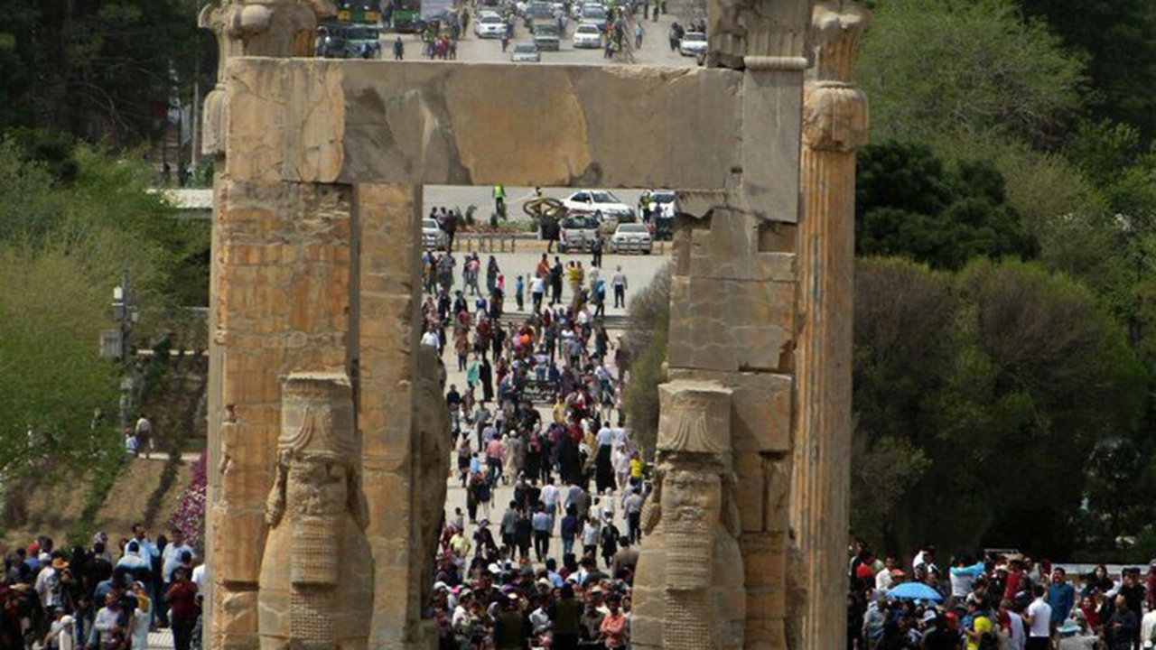 ساماندهی تابلوهای راهنمای تخت جمشید