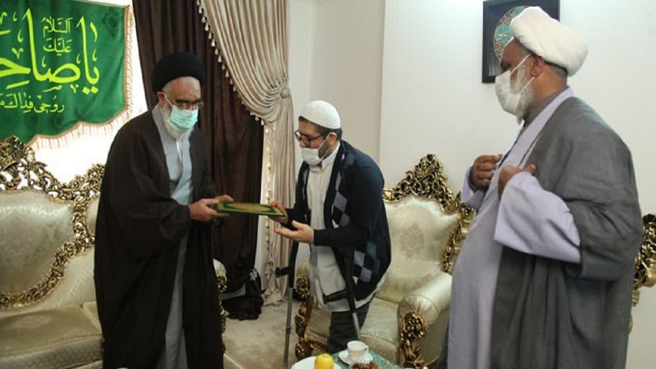 تجلیل امام جمعه قم از ۳ جانباز دفاع مقدس