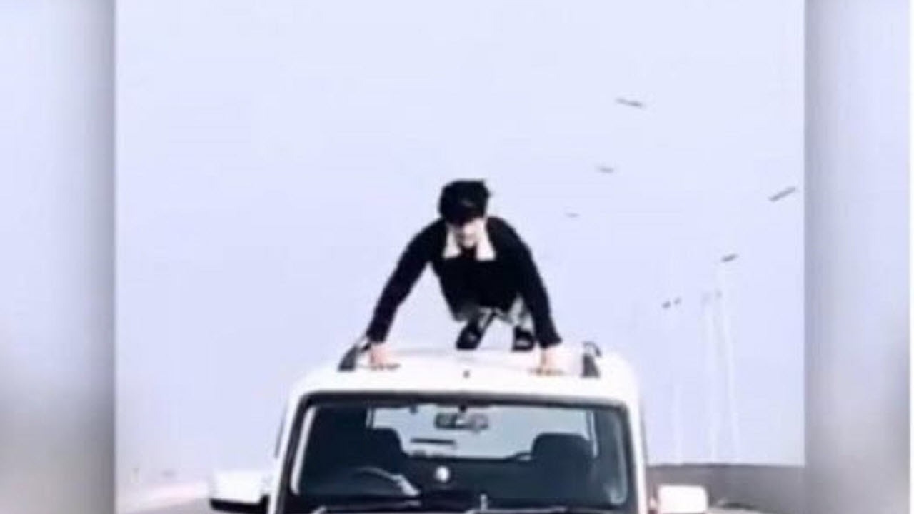 حرکت نمایشی خطرناک راننده روی سقف خودرو + فیلم