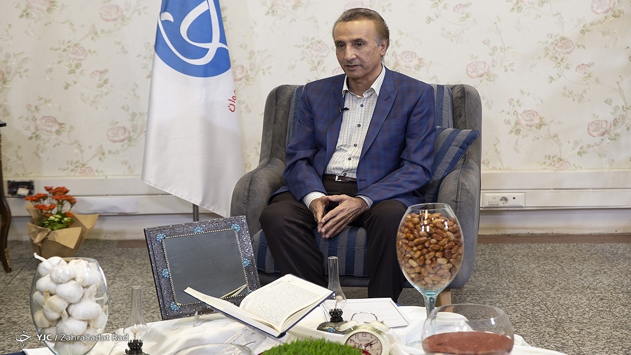 سوال جنجالی آقای خواننده از محمدرضا حیاتی/ نورایی: چرا مسئولان ما را مقابل مردم قرار می‌دهند؟ + فیلم