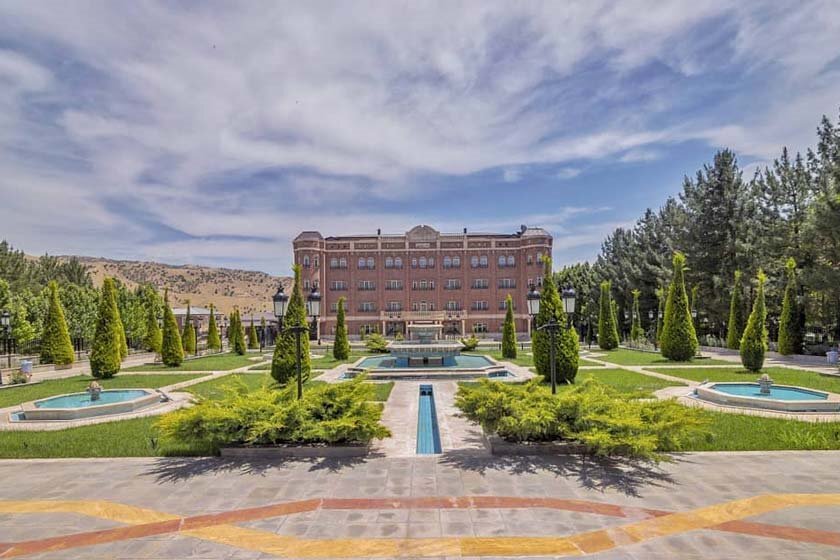 روستایی ایرانی با معماری روسی! / عطر دل&zwnj;انگیز گل و گلاب محمدی در &laquo;گره&zwnj;بان&raquo; + تصاویر