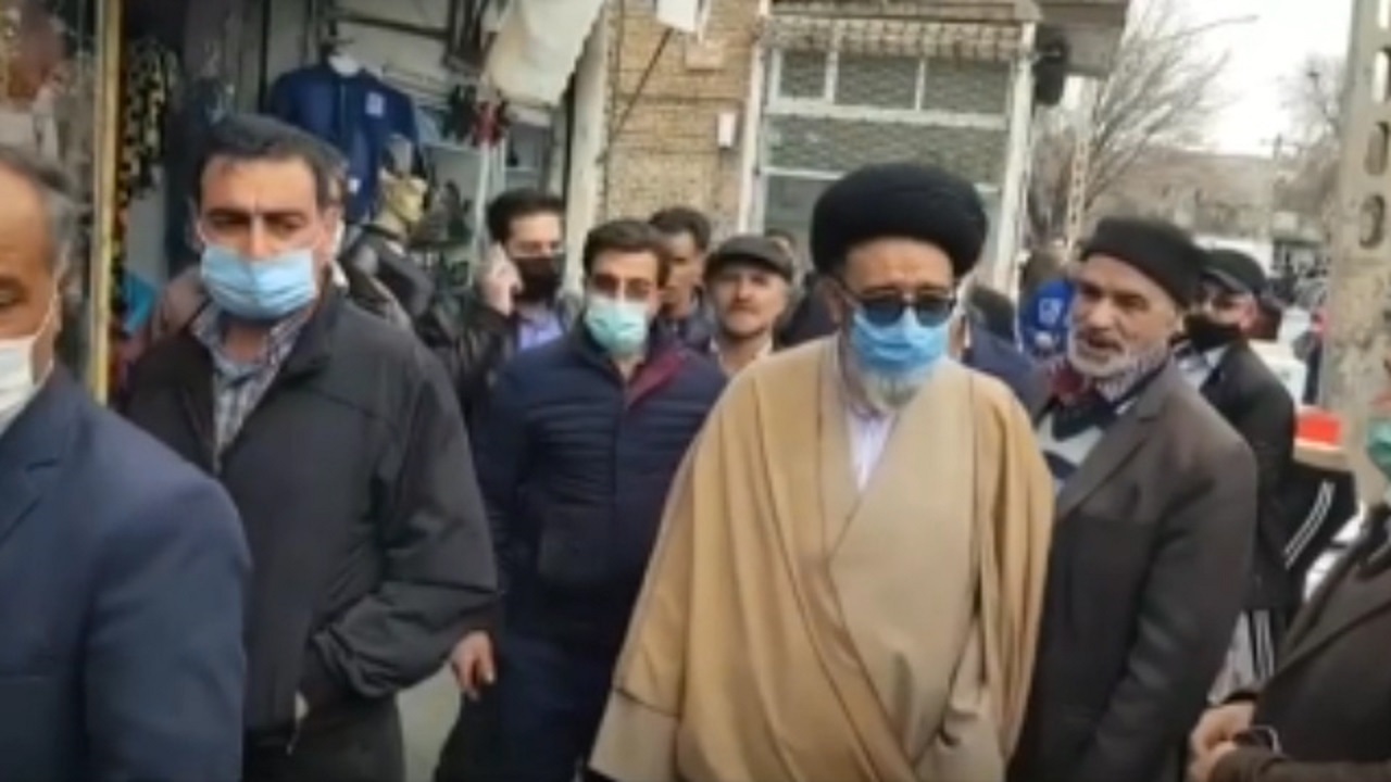 حضور امام جمعه مردمی تبریز در صف مرغ + فیلم