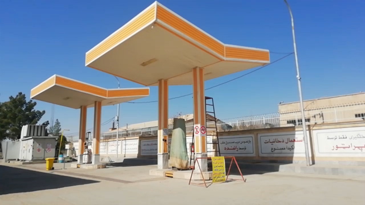 تعطیلی جایگاه سوخت CNG در کاشمر رانندگان را به دردسر انداخت + فیلم