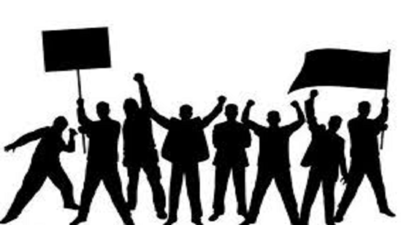 تعدادی از بازاریان آبادان ‌مقابل فرمانداری ویژه این شهر تجمع کرده اند
