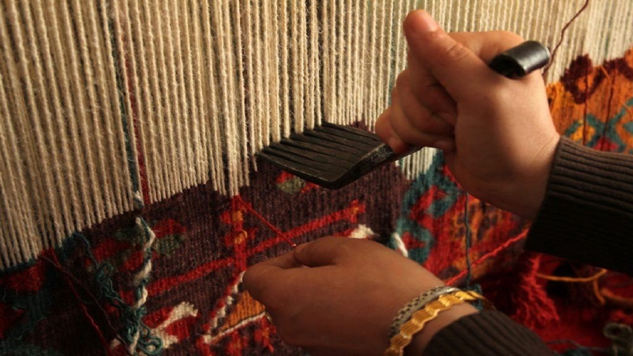 نقش فرش با دستان هنرمند بانوان اندیمشکی خلق می‌شود