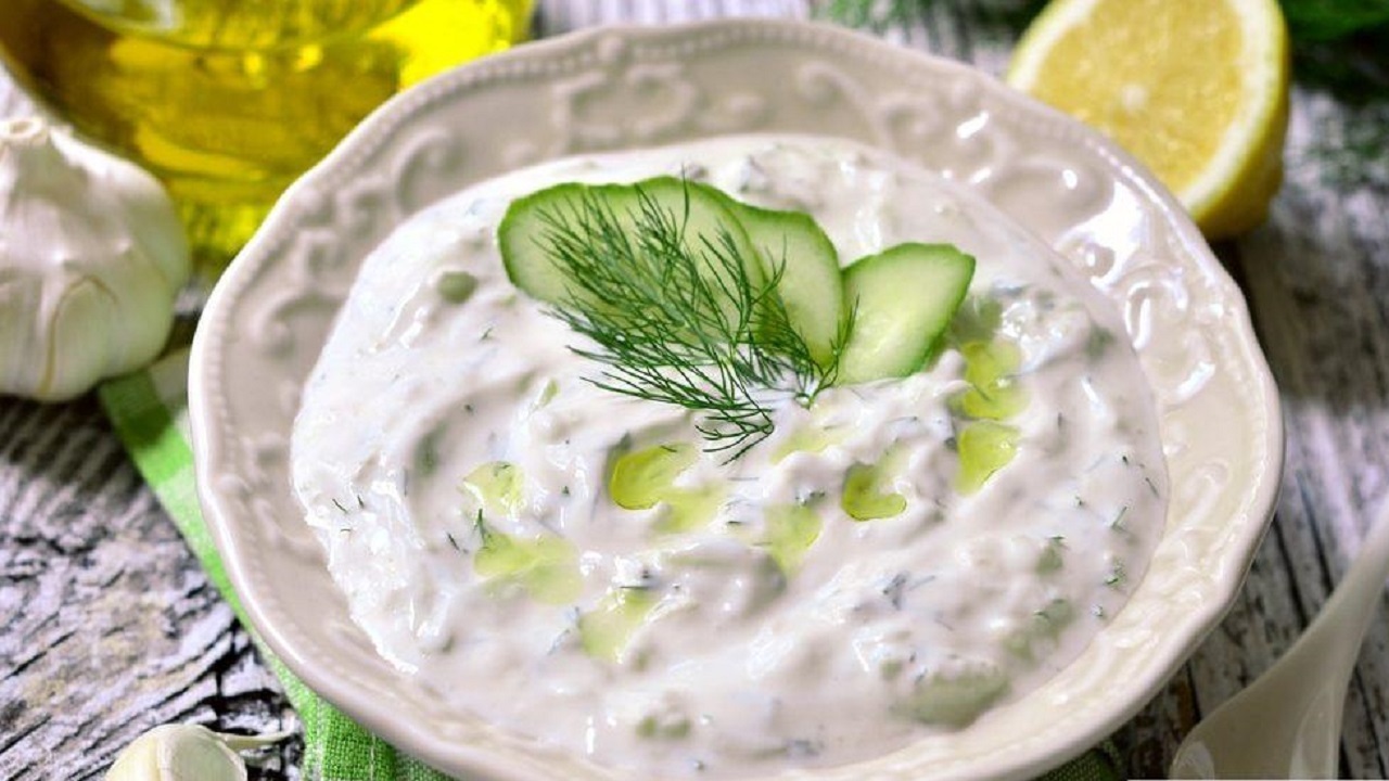 طرز تهیه زاتزیکی ماست و خیار یونانی؛ یک سس مدیترانه‌ای خوشمزه
