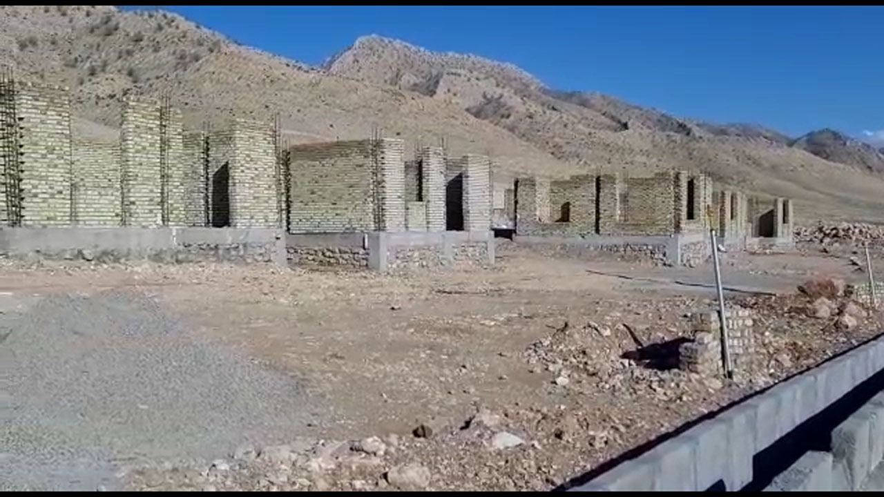 گلایه از پروژه نیمه‌کاره مسکن در «تخت‌آب واشیان» + فیلم