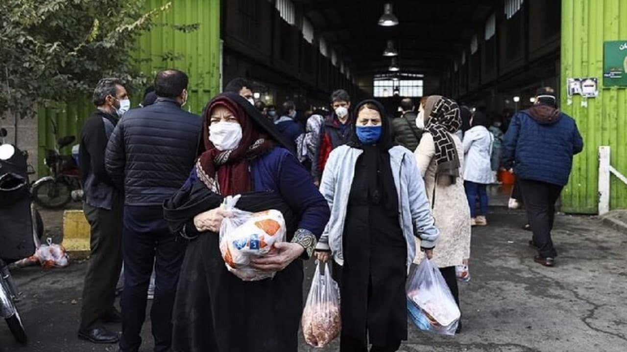 صف های طولانی برای خرید مرغ در روزهای کرونایی! + فیلم